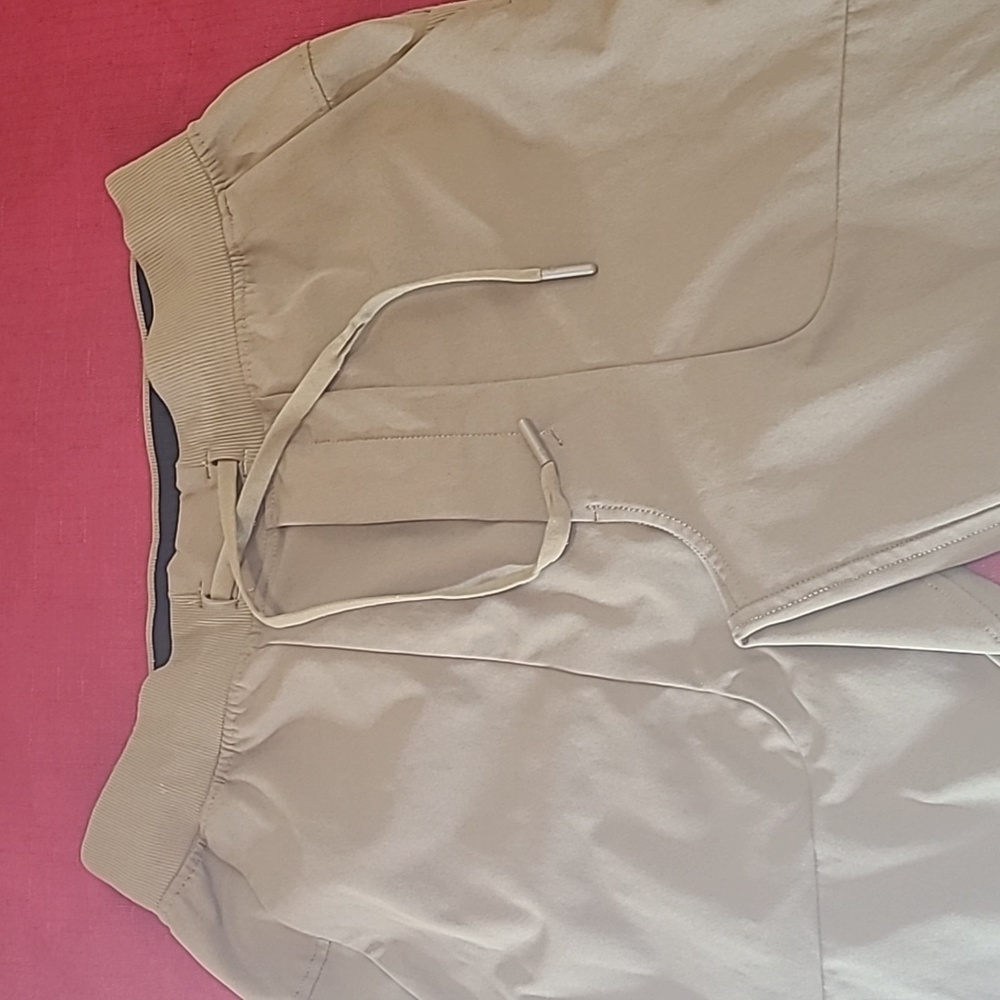 Lululemon Atletica Jogger Pants for Man, Size Medium, Color Olive Green 🫒 😍 👌